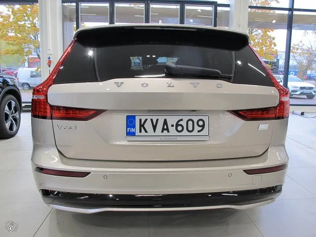 Volvo V60 T8 AWD Long Range High Performance Plus Dark Aut. Image 4